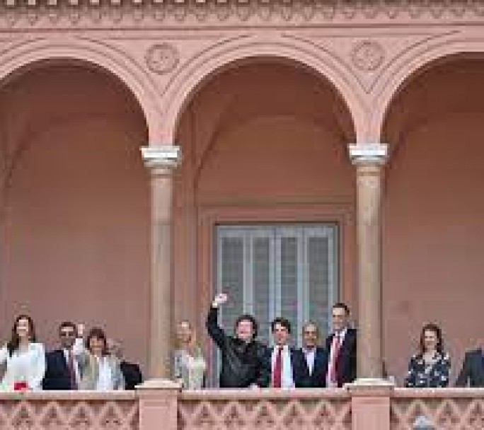 Milei llevó a su gabinete al balcón de la Casa Rosada para saludar